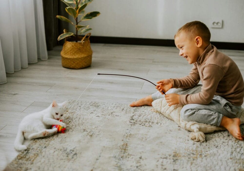 kid with pet